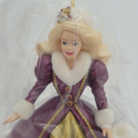 Hallmark Holiday 1996 Holiday Barbie Keepsake Ornament Collector's Series - Picture 6 of 6